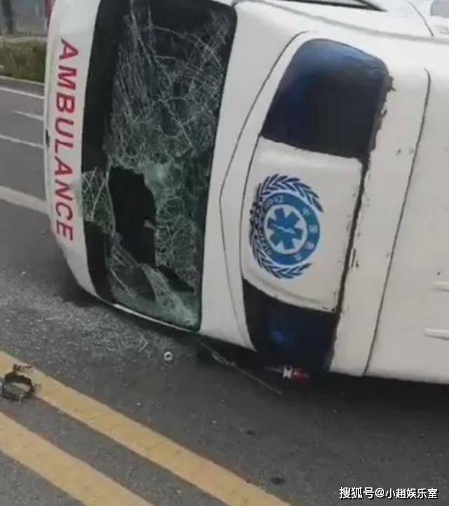 大连救护车与小车相撞致2死1伤,120急救车闯红灯被撞翻,车内两人死亡!