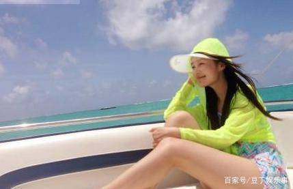 李沁的身材有多撩?看她蹲在沙滩上的样子,网友:太美