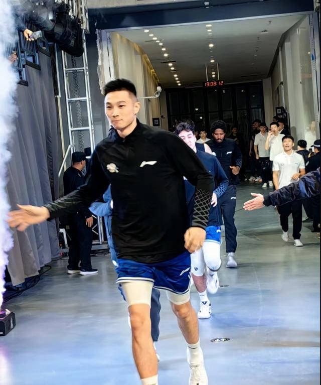 朱旭航拄拐现场激励新疆男篮,赛季报销付豪处于绝佳状态_新疆队_齐麟