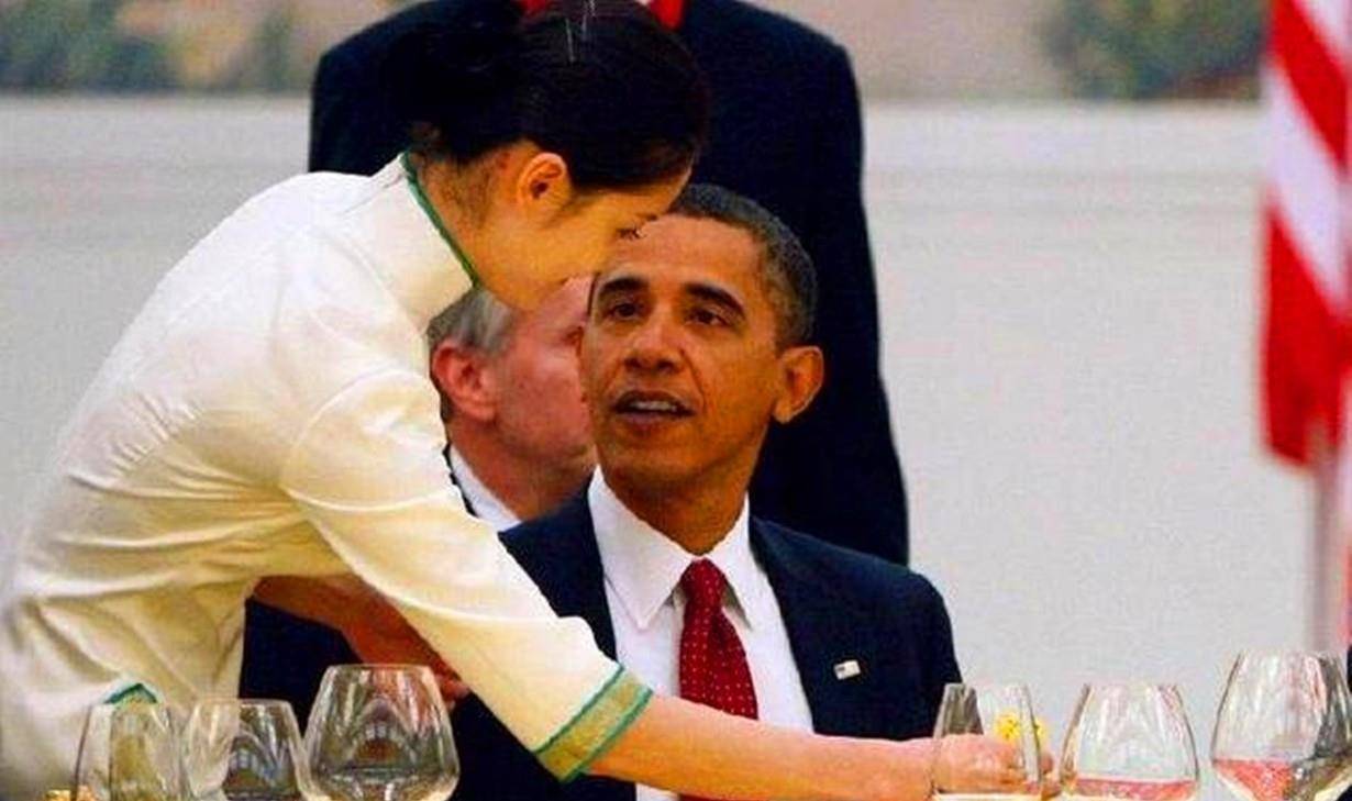 奥巴马同礼仪人员交流的瞬间~右边这位是摇滚大神迈克尔杰克逊,左边