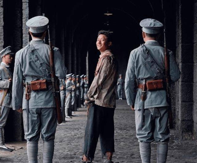 那两个少年,手脚皆带着锁链,一身血衣,满脸血渍,但面对敌人,面对即将