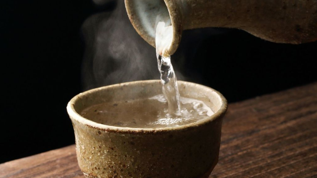 喝日本清酒,别让错误的"倒酒方式"毁了气氛!