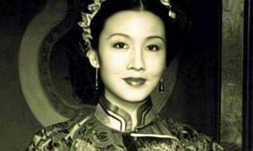 袁世凯也是极为的高兴,在自己快到老年的时候,还能拥有两个儿子三个