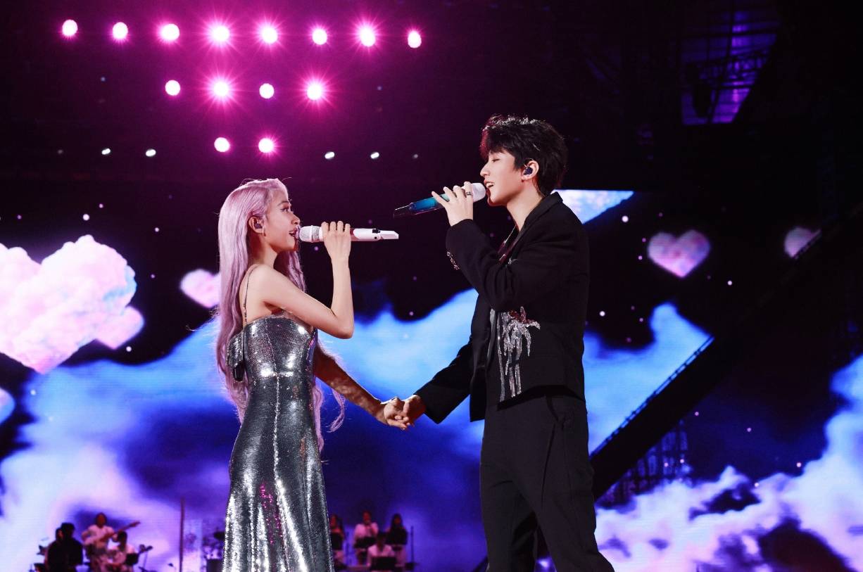 原创            王俊凯现身蔡依林演唱会，牵手唱歌荷尔蒙爆棚，曝2点理想型标准-找到王俊凯和蔡依林的表演