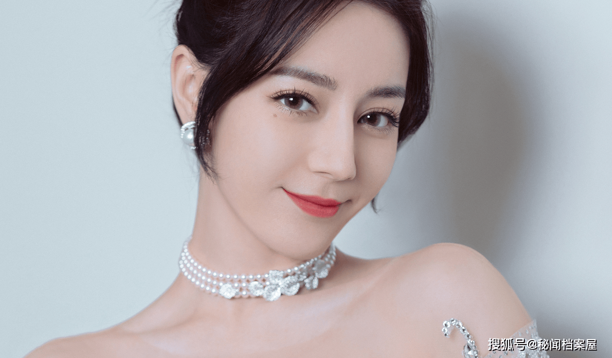 就比如在2013年出道的迪丽热巴,热度和知名度都比陈小纭高出了一个