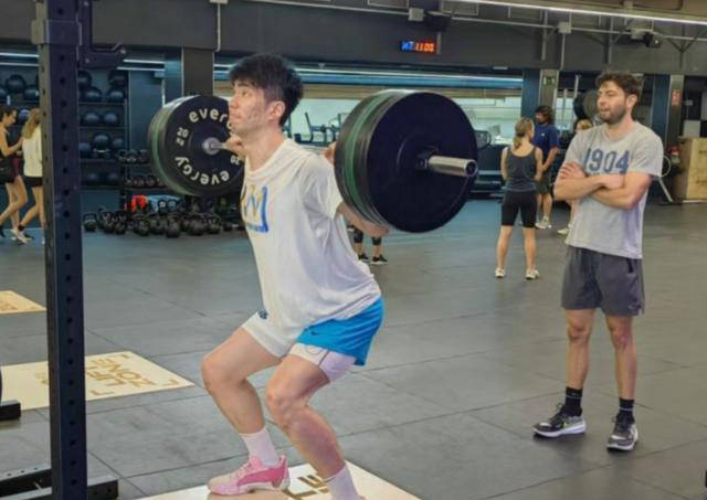 中国男篮2米21大中锋余嘉豪积极提升个人能力,季后赛斩获亮眼表现