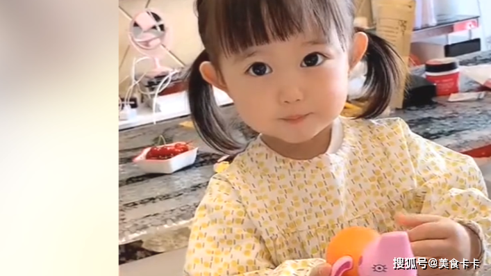 大家一时半会想不到的话也没有关系,我们可以先来看看这个小女孩跟她