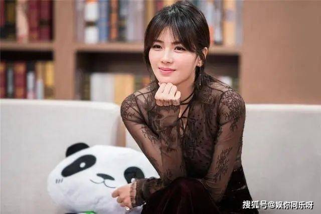 把刘涛抱在怀里,有谁注意到他手上的小动作,人品如何一目了然