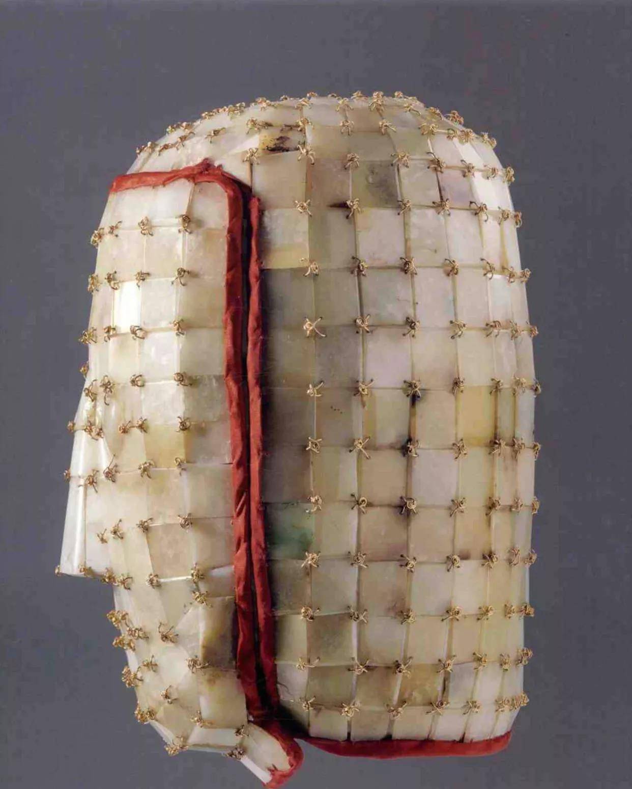 汉代王侯贵族的殓服金缕玉衣是怎么穿到身上的?是死前穿还是死后穿?