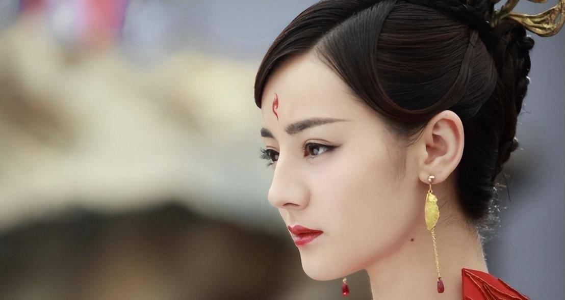 杨幂在电视剧《古剑奇缘》中曾使用一位替身演员,他是一位真正的男子.