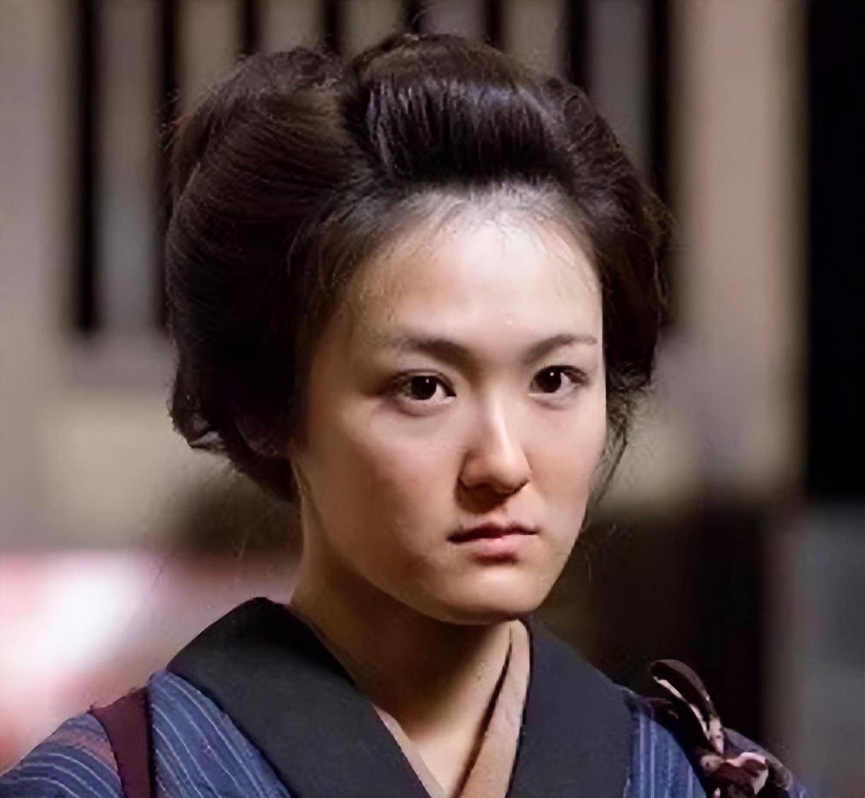 观众们喜欢的或许是7岁的小千代,至于17岁的小千代在他们眼里根本不值