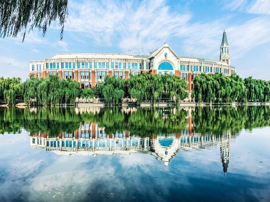 在如今的高考中,华东政法大学是深受欢迎的,尤其是华东政法大学的王牌