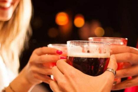 石酸,能与酒中乙醇相互作用形成酯类物质,降低体内乙醇浓度,达到解酒