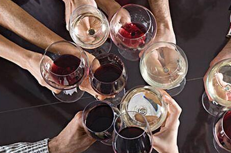 石酸,能与酒中乙醇相互作用形成酯类物质,降低体内乙醇浓度,达到解酒