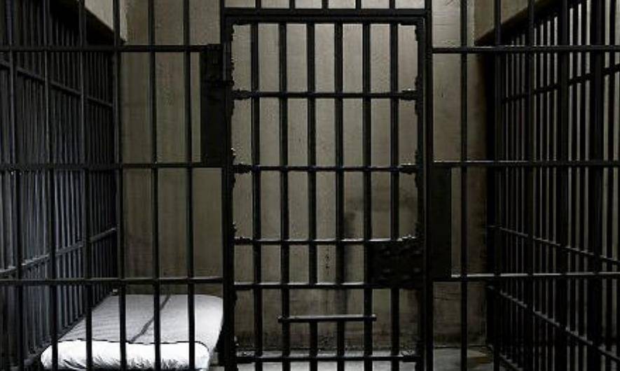 法国铁面人犯:一生都没摘下面具,死后消除痕迹,身份无人知晓