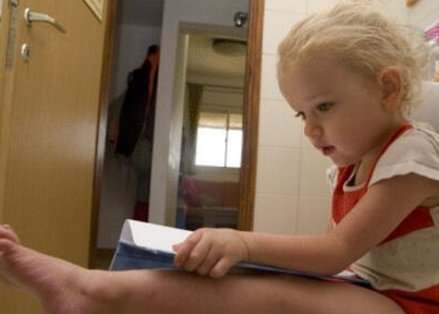 引导宝宝顺利如厕训练很重要，让告别纸尿裤不再是难题_孩子_马桶_家长。