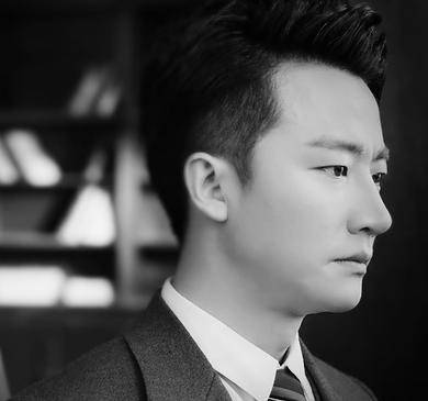 坚持自己热爱的演艺事业,就在他认为自己是演艺圈快被遗忘的男演员时