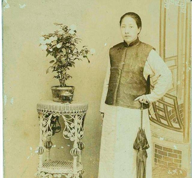 "鉴湖女侠"秋瑾32岁英勇就义,留下2个子女,结局如何?