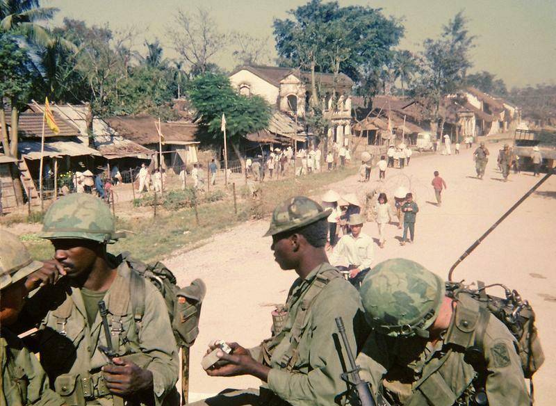 20年的越南战争,美军伤亡30多万,为何不用原子弹快速结束战斗?