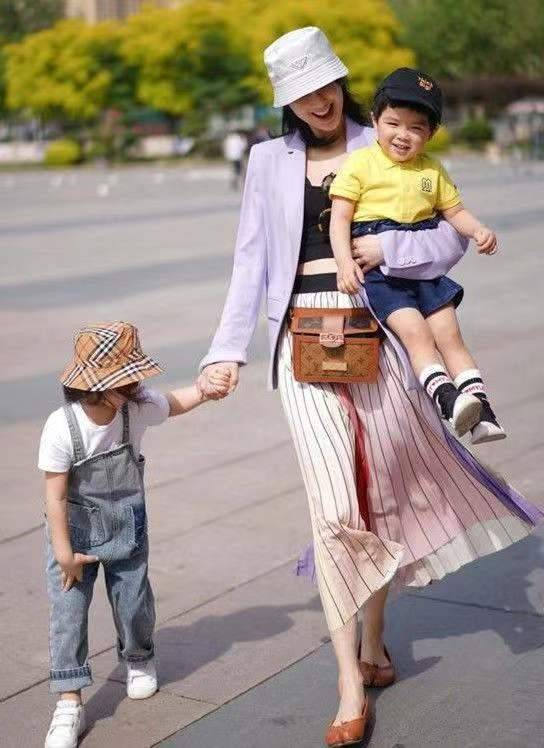 中国妈妈在幼儿园接孩子喜欢赶集去菜市场，日本妈妈喜欢参加“选美”_ image _ baby _ clothes。