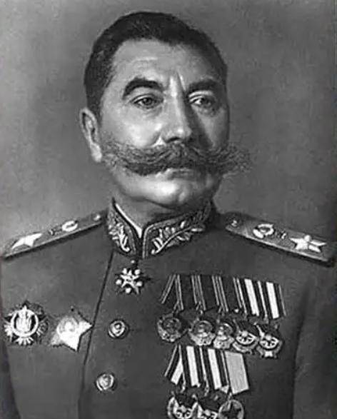 他认为那时候的德国忙着跟英国周旋,而且英国这样的大国根本不是德国