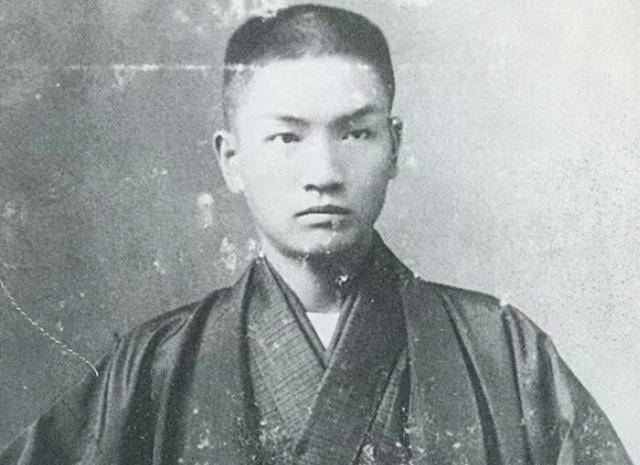 蒋纬国找戴季陶问生父是谁,戴季陶笑着拿出镜子,蒋纬国顿时大悟