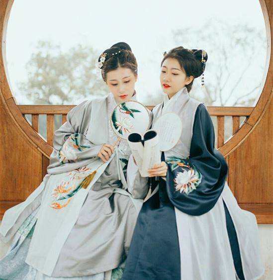 妙龄少女身穿传统汉服去赏花,为何会被认为是韩国服饰当众扒下