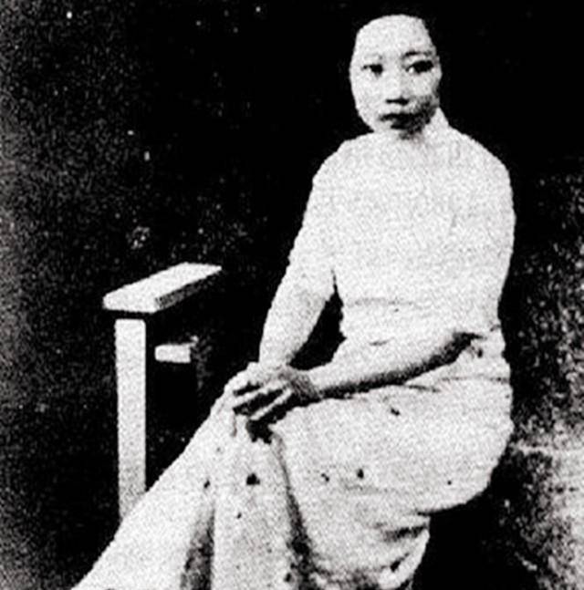 超前,为人道义,全然不像一位女娇娥,很快就团结了诸如周树人,宋教仁