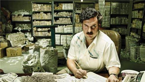 他是世界毒王,手下一支4万人的部队,敢查他的警察活不过3天