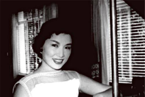 感情确实是自己无法控制的,梁秋实看向韩菁清时眼里闪着光,韩菁清不