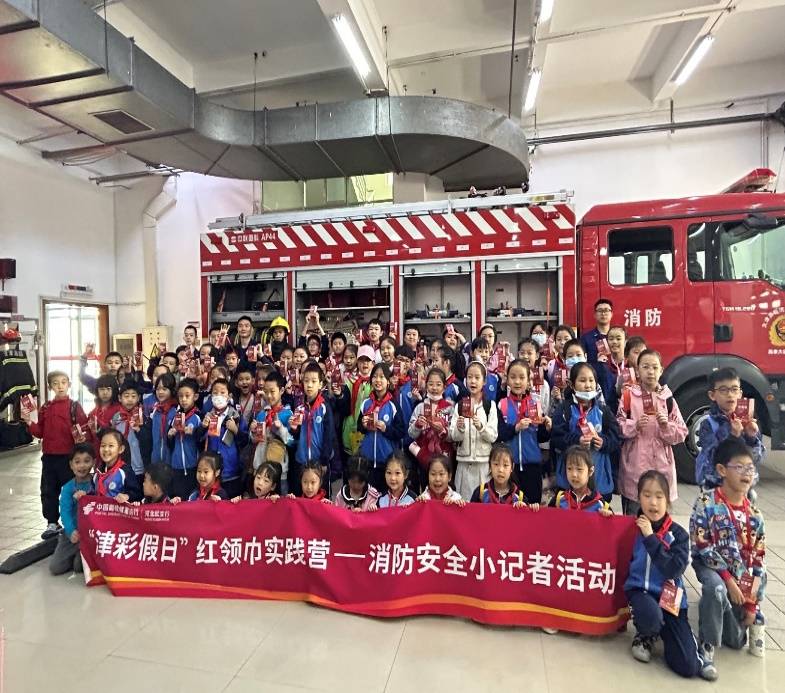 天津河北区兴华小学 任佳致敬"火焰蓝",致敬"逆行者"