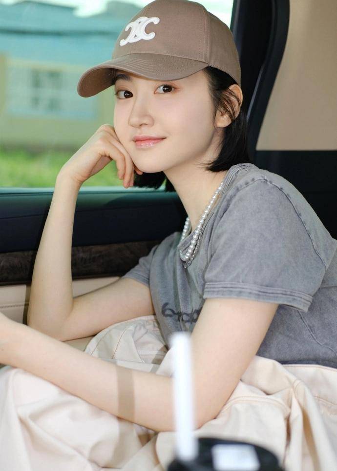 景甜再晒美照,对镜比心清纯甜美,笑容温柔迷人宛如初恋