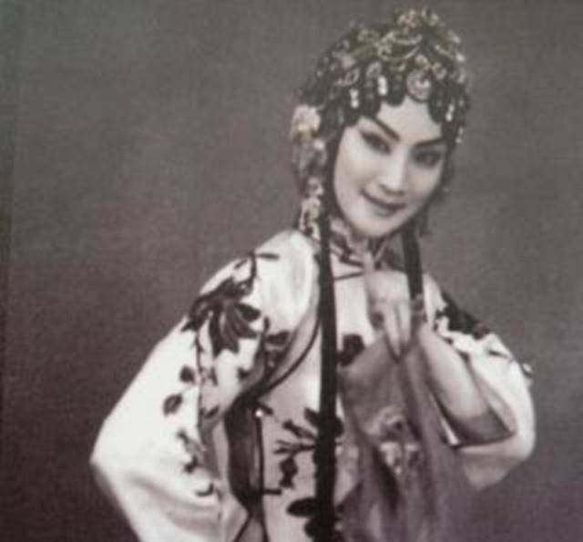 粉墨人生妆尽泪——言清卿民国时期的言慧珠是盛极一时的名伶,她固执