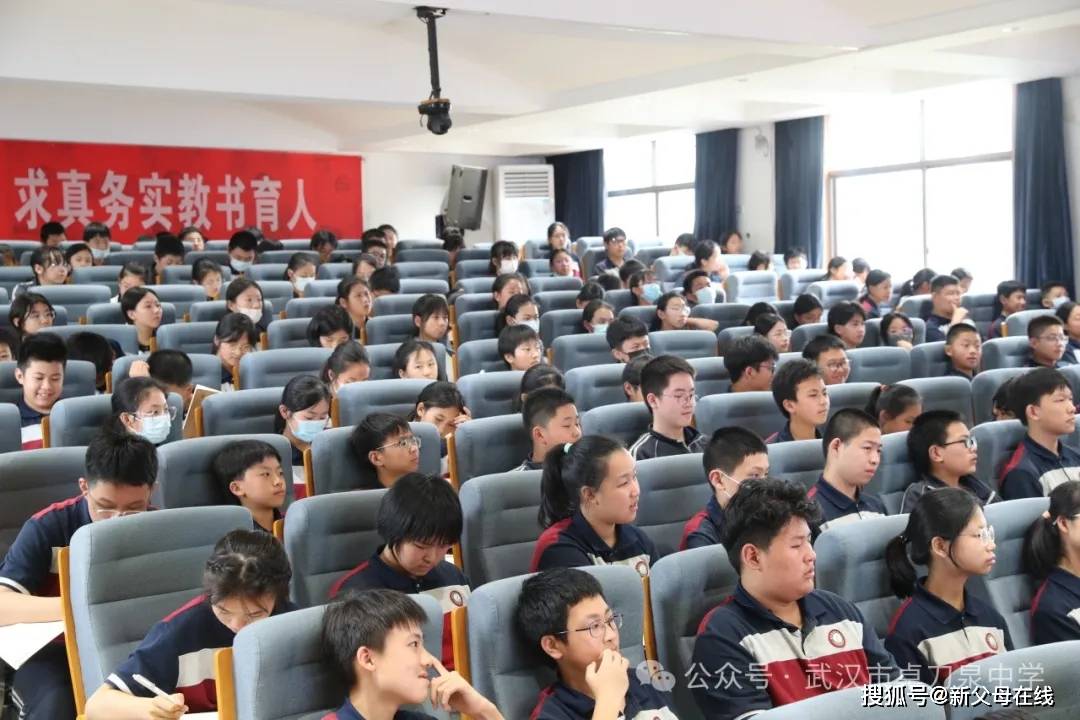 洪山区"五老"宣讲团走进卓刀泉中学"百家讲坛"