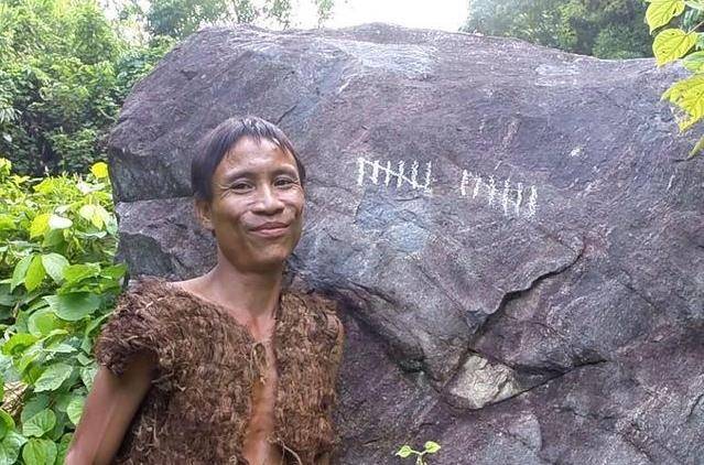 ":父子逃离战火在丛林生活41年,儿不知世上还有女性_儿子_何文坦_野人