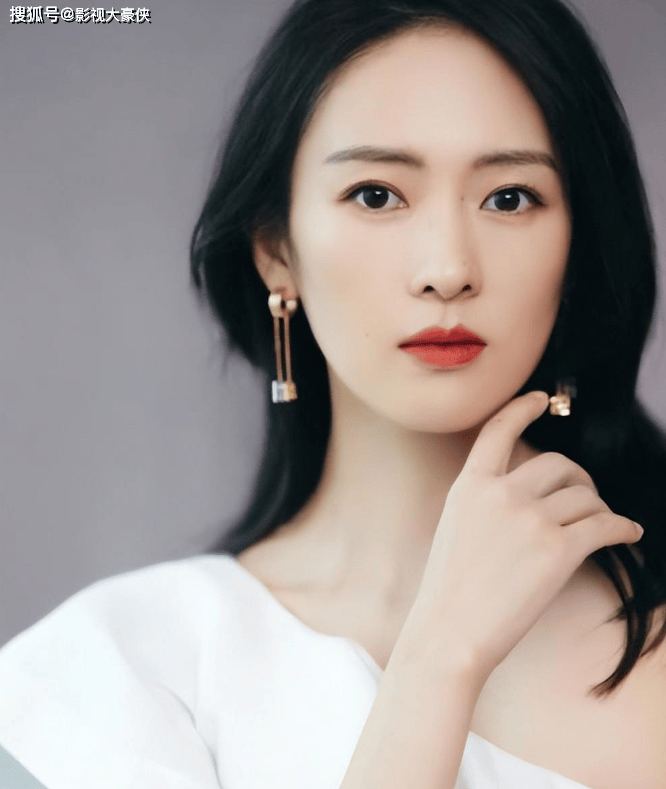 至2018年,童瑶终于成为了炙手可热的一线女演员,拿奖拿到手软.
