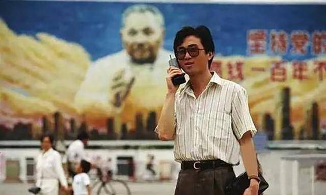当时在深圳的街头,经常可以看到手拿大哥大的成功人士,他们激情澎湃地