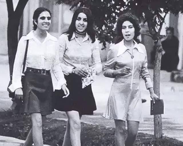 穿衣不露胳膊大腿,专门成立警察抓露头发,伊朗女性为何放不开?