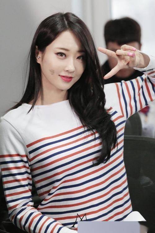 朴景丽深知健康的重要性,因此她将运动融入日常生活,无论是在晨曦初露