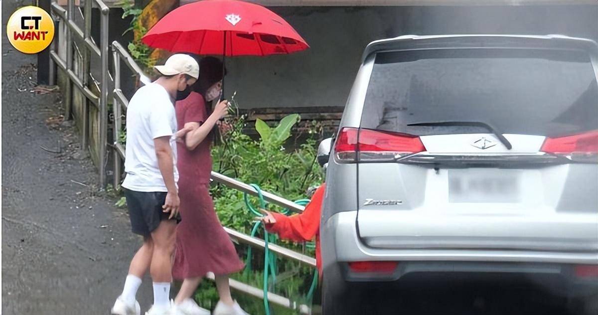 欧弟陪长发女「挺5月孕肚」 她接男方家人…进出宛如女主人