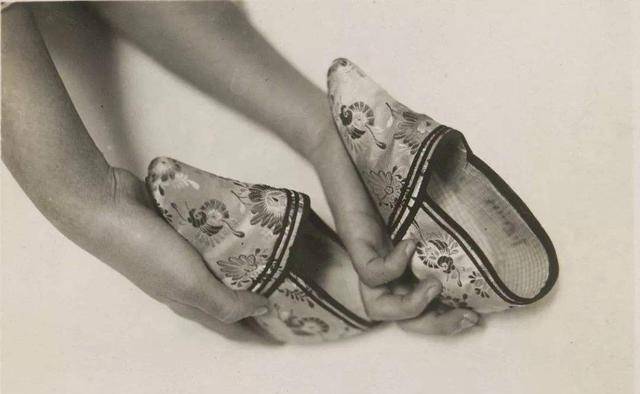 到了南宋时,缠足已经形成一种风俗,到了南宋末年,小脚已经成了女性的