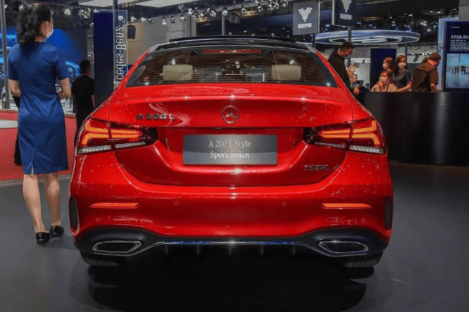 奔驰怒降12万化身"价格屠夫",内饰豪华,最低12.