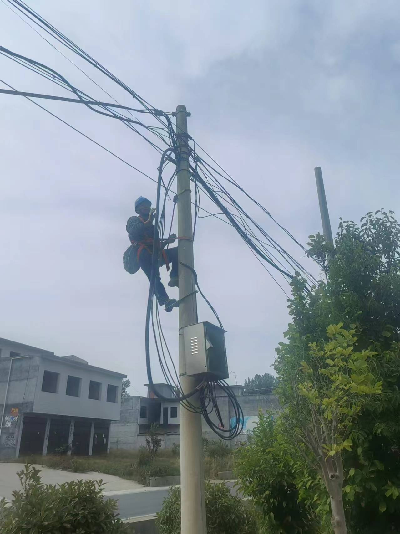 南河店供电所的电工师傅们太辛苦啦