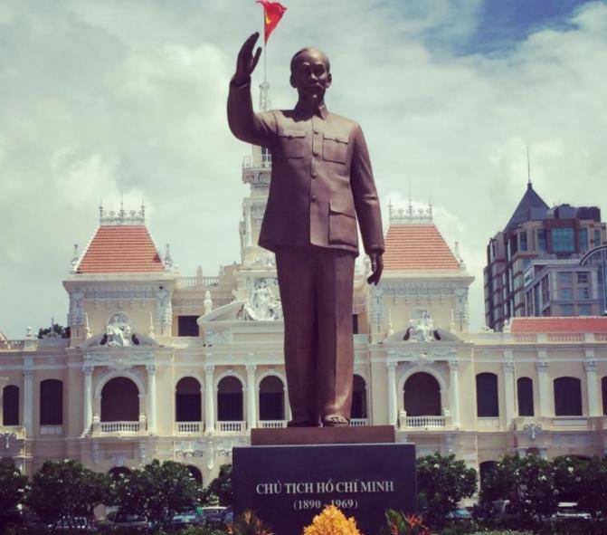 胡志明上台后去汉字化,对联都改用字母写,唯独这个汉字沿用至今_越南