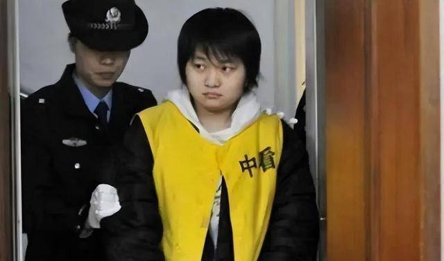 2009年,齐萍萍杀害父母,淡定与尸体共处4天,判刑后喊不想死