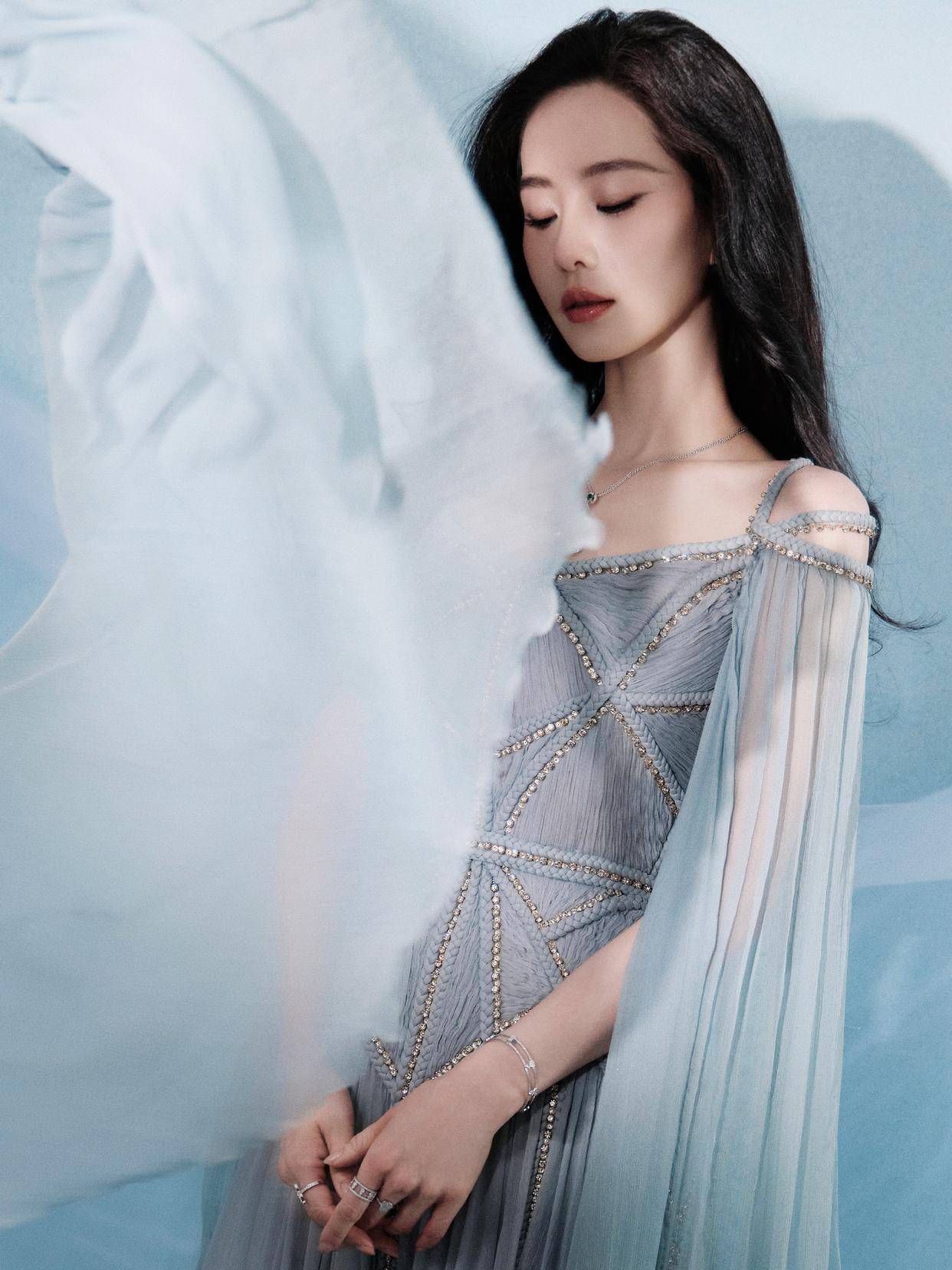 刘诗诗雾蓝纱裙美得让人眼前一亮!_蓝色_女神_裙摆