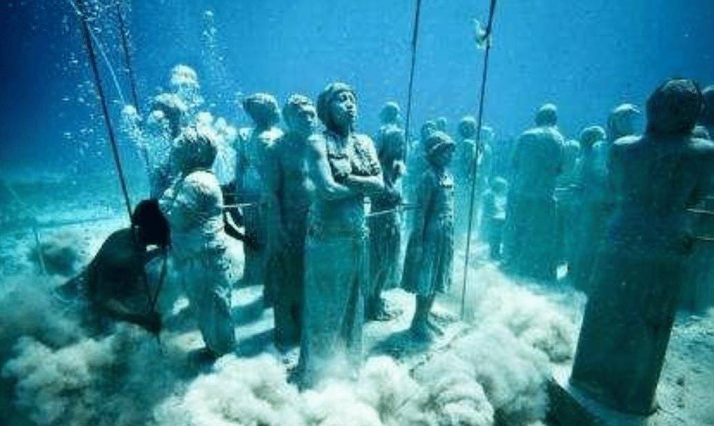 男子海底潜水时,在水底无意发现大量人群聚集,吓得连忙上岸