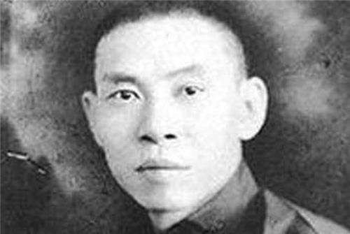 由亲戚抚养长大,在14岁时便独自一人前往上海打拼,最后拜入青帮陈世昌