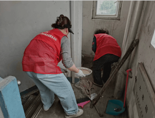 沧浪街道:清理楼道杂物 守护居民安全