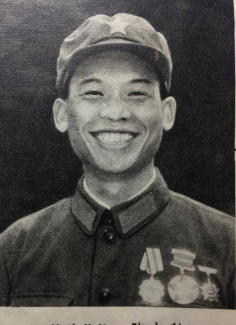 这件事也引起了总指挥的注意,他亲自为几个人授奖,授予陈武贤,陈书利